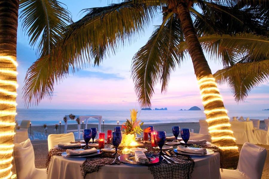 Hotel Emporio Ixtapa à Ixtapa  Extérieur photo A beachside dinner at the Royal Paradise Hotel & Spa