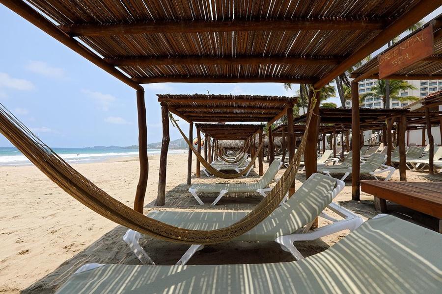 Hotel Emporio Ixtapa à Ixtapa  Extérieur photo Hammocks at a beach resort
