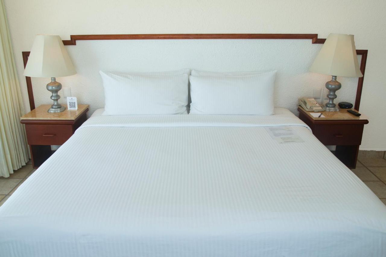 Hotel Emporio Ixtapa à Ixtapa  Extérieur photo A bed with a white sheet
