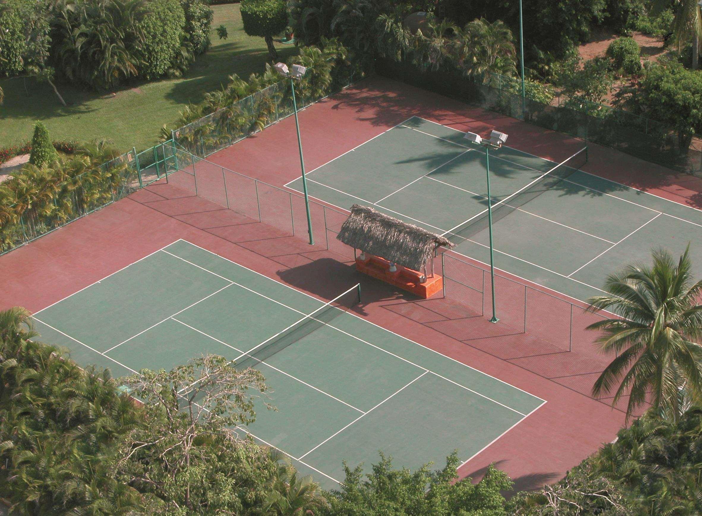 Hotel Emporio Ixtapa à Ixtapa  Extérieur photo Tennis courts at the Boca Raton Resort