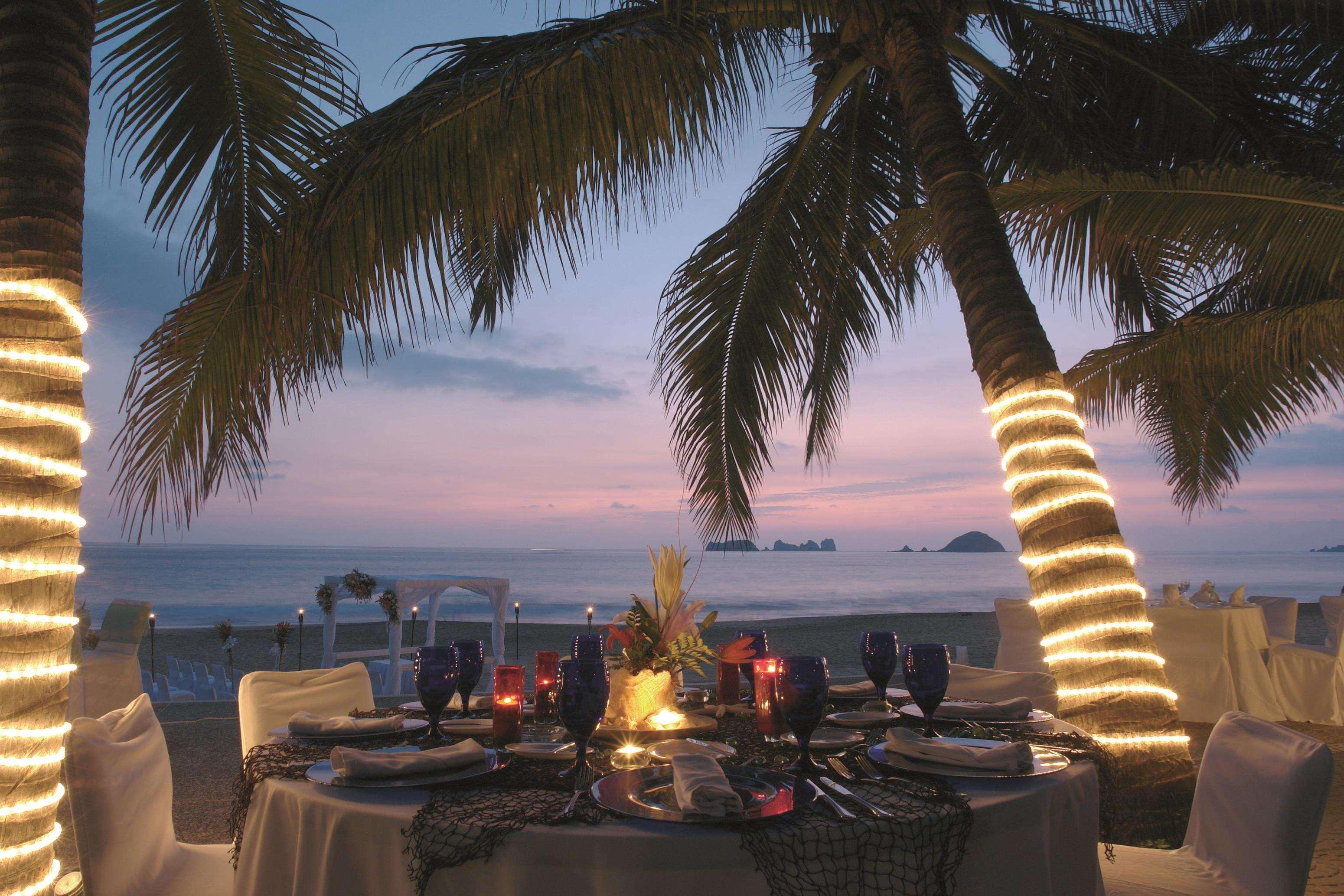 Hotel Emporio Ixtapa à Ixtapa  Extérieur photo Sunset at the beach