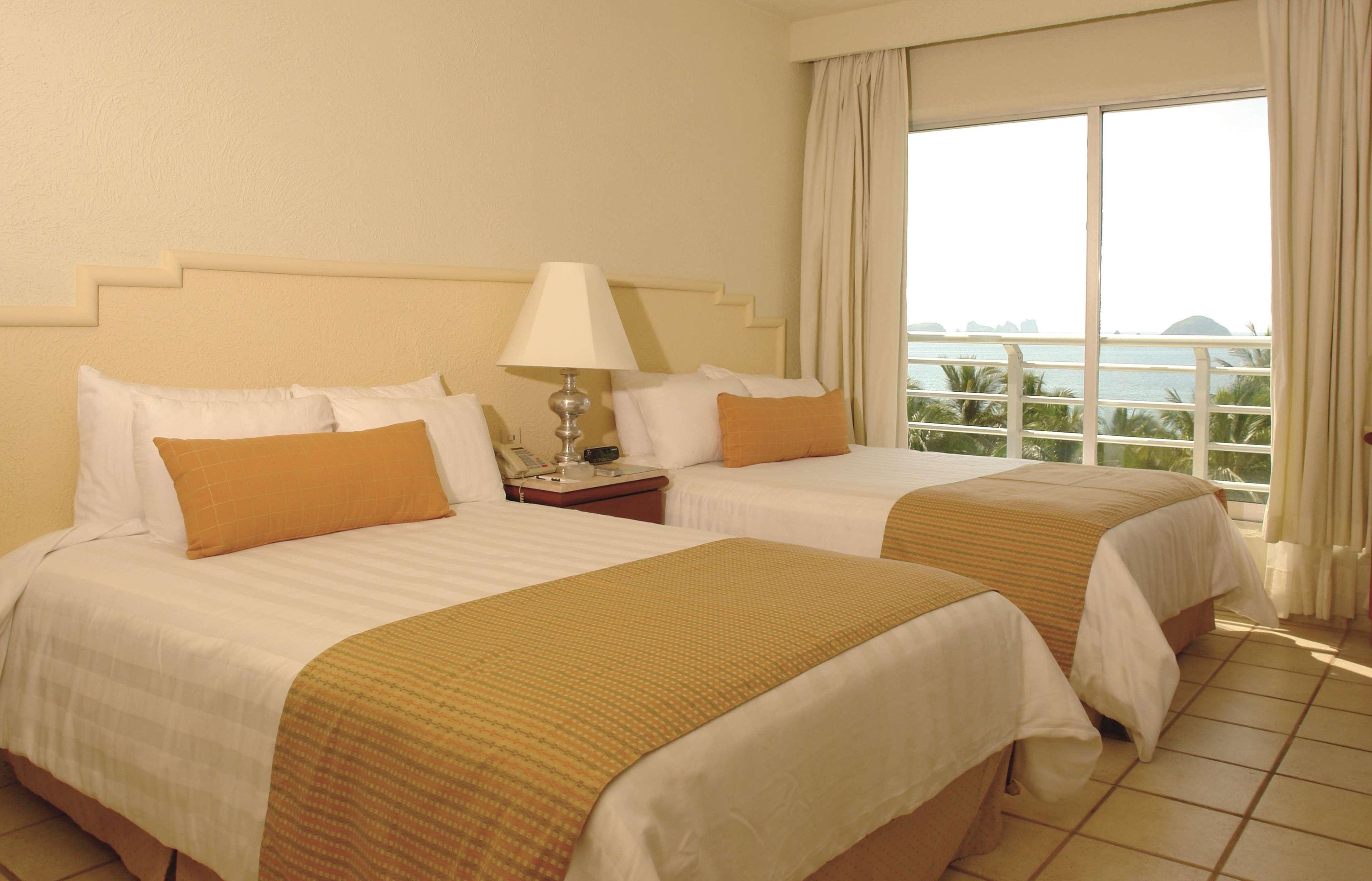 Hotel Emporio Ixtapa à Ixtapa  Extérieur photo A typical hotel room